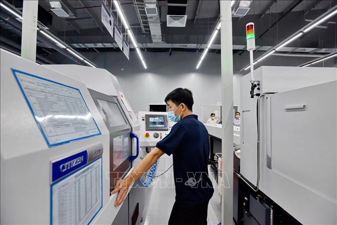 Nhiều doanh nghiệp hoạt động trong khu Công nghệ cao Đà Nẵng ưu tiên ứng dụng khoa học công nghệ vào sản xuất. (Ảnh: Hải Âu/TTXVN)